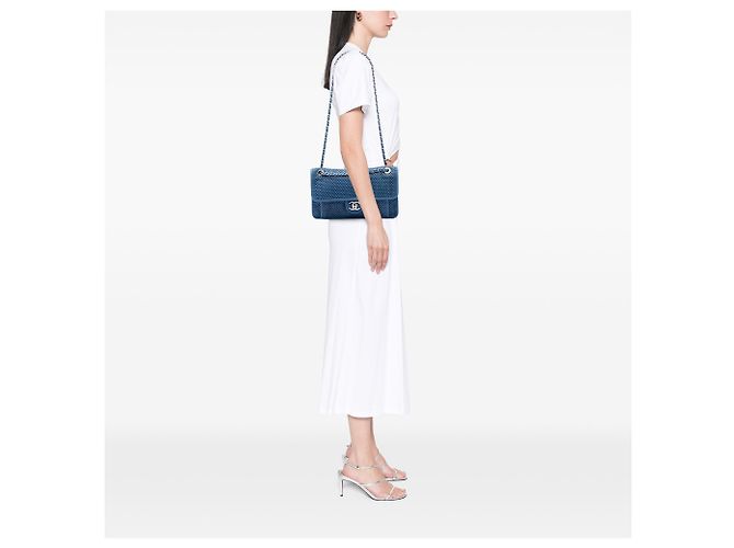 Chanel Blue Medium Perforated Calfskin Up In The Air Flap - vista 6