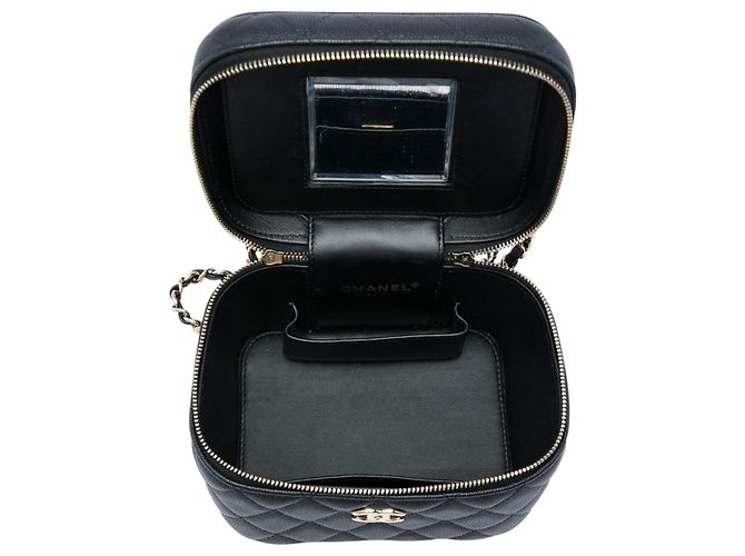 Chanel Small Vanity Case in Caviar Matelassé Nero con Manico e Catena - vista 4