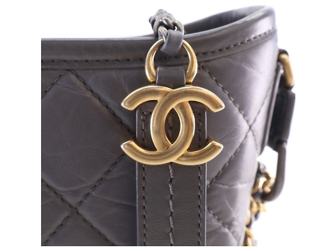 Chanel Gabrielle Hobo Small aus gestepptem grauem Kalbsleder Braun Anthrazitgrau - Ansicht 10