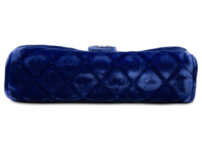 Porta-telemóvel Chanel Mini CC em veludo acolchoado azul com alça de corrente - vista 3