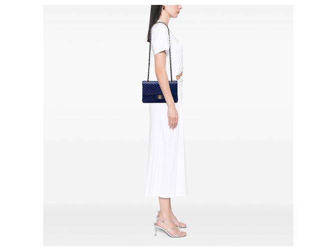 Borsa a tracolla Chanel Medium Classic Chevron in pelle d'agnello blu con doppia patta - vista 5
