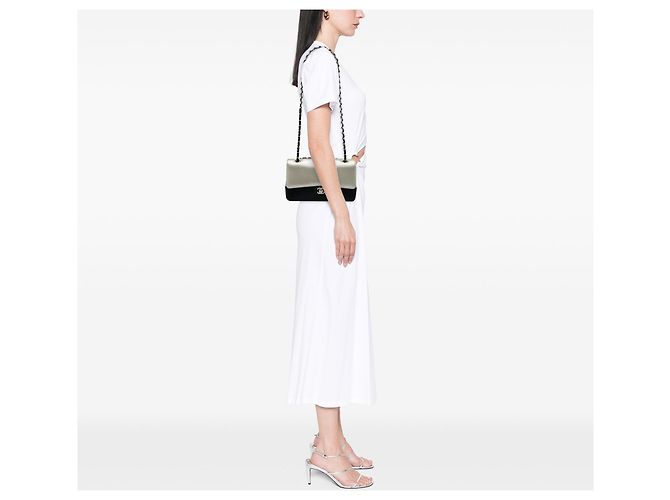 Borsa a tracolla Chanel Medium Classic Bicolor in pelle caviar nera e vitello iridescente, double flap Nero - vista 5