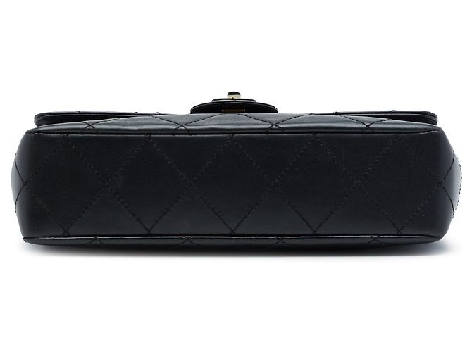 Borsa a spalla Chanel Medium Quilted Lambskin Single Flap in pelle d'agnello matelassé nera con catena in resina - vista 3