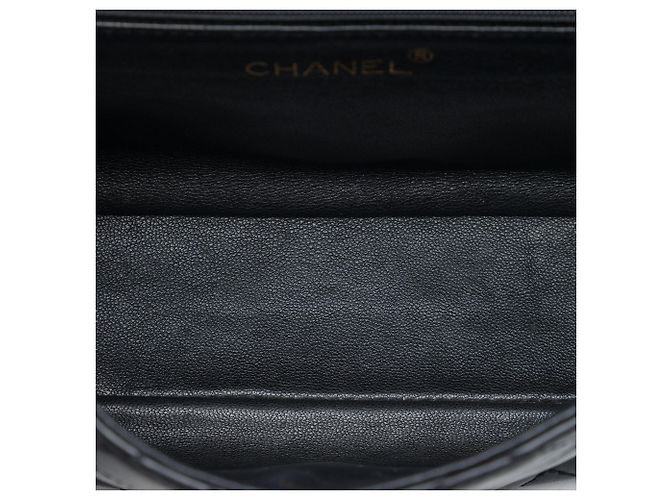 Borsa a spalla Chanel Medium Quilted Lambskin Single Flap in pelle d'agnello matelassé nera con catena in resina - vista 4