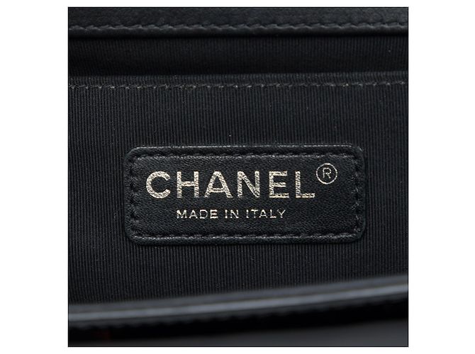 Borsa a tracolla Chanel Boy Flap in vernice matelassé nera, dimensione Old Medium Nero - vista 5