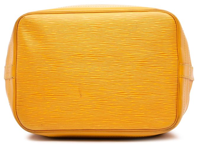 Bolso bucket Louis Vuitton Epi Noe GM Amarillo - vista 3