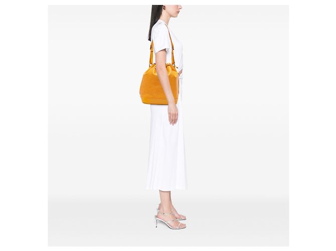Bolso bucket Louis Vuitton Epi Noe GM Amarillo - vista 6