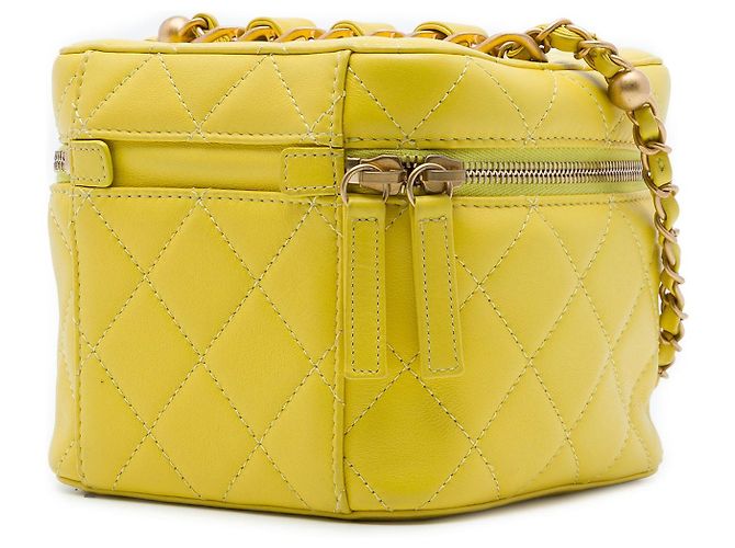 Small Vanity Case Chanel CC Matelassé in Pelle di Agnello Giallo con Catena - vista 2