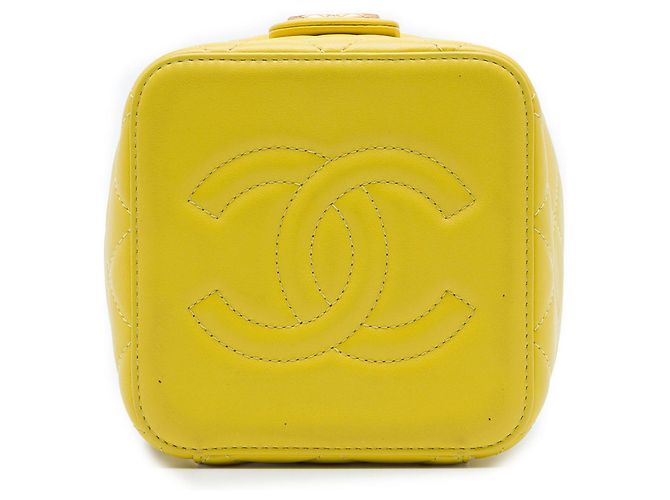 Small Vanity Case Chanel CC Matelassé in Pelle di Agnello Giallo con Catena - vista 3