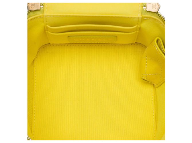 Small Vanity Case Chanel CC Matelassé in Pelle di Agnello Giallo con Catena - vista 4