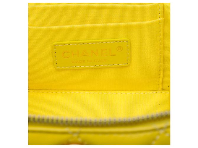Small Vanity Case Chanel CC Matelassé in Pelle di Agnello Giallo con Catena - vista 5
