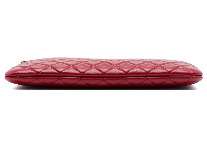 Clutch Chanel Boy O Case Medium de piel de cordero acolchada roja con cadena - vista 3