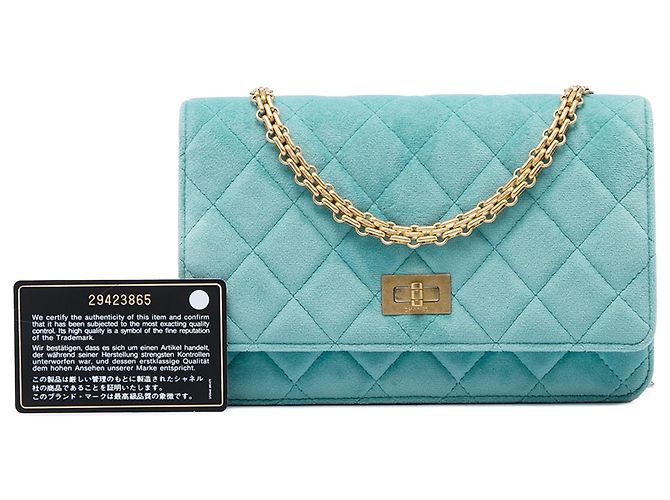 Borsa a tracolla Chanel Reissue 2.55 Wallet on Chain in velluto matelassé blu - vista 7