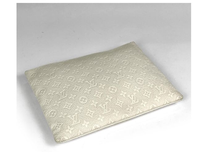Borsa a pochette A4 Louis Vuitton da uomo in Ivory Crudo - vista 2