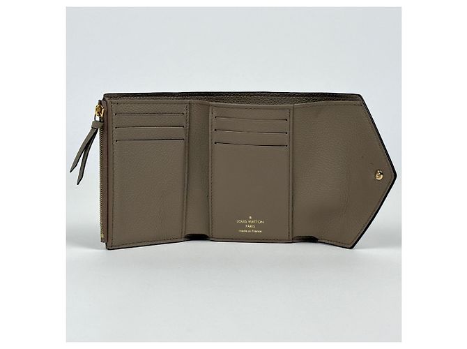 Louis Vuitton Portefeuille Victorine Tri-fold Wallet Grigio - vista 7