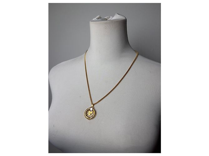 Collana con pendente logo Courreges vintage in metallo dorato - vista 12