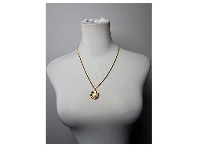 Collana con pendente logo Courreges vintage in metallo dorato - vista 3