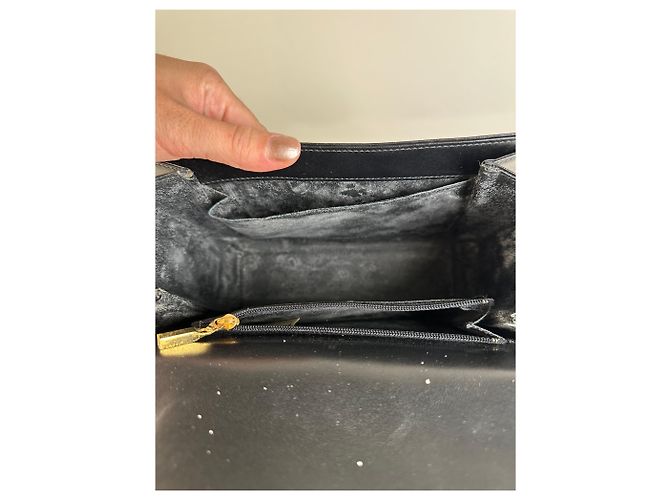 Vintage Givenchy Schultertasche aus glattem Leder Schwarz Gold - Ansicht 11