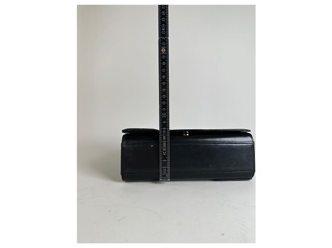 Vintage Givenchy Schultertasche aus glattem Leder Schwarz Gold - Ansicht 12