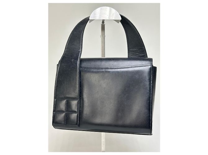Vintage Givenchy Schultertasche aus glattem Leder Schwarz Gold - Ansicht 15