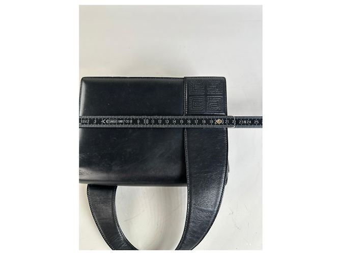 Vintage Givenchy Schultertasche aus glattem Leder Schwarz Gold - Ansicht 8
