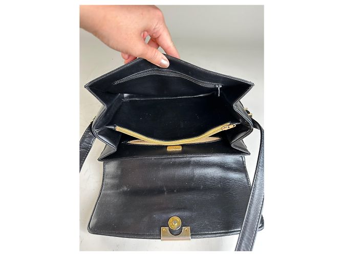 Bolsa de Ombro Vintage Givenchy em Couro Preta e Dourada Preto - vista 3