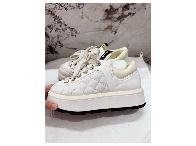 Sneakers Chanel in pelle bianca con suola platform Multicolore - vista 2