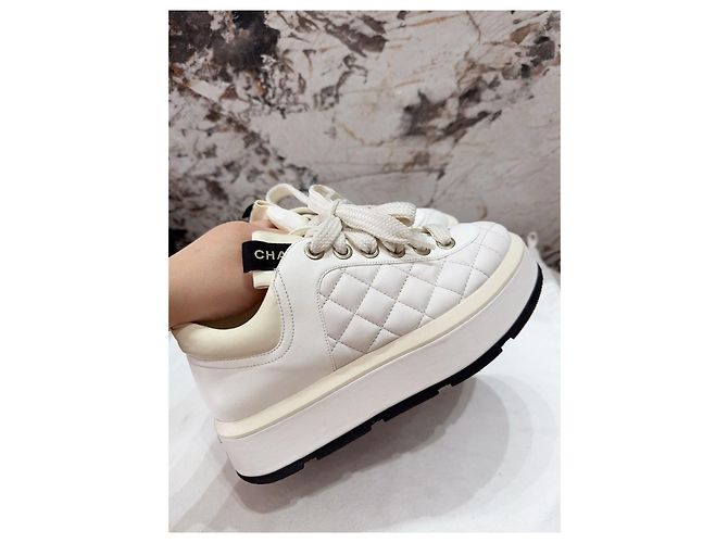Sneakers Chanel in pelle bianca con suola platform Multicolore - vista 5