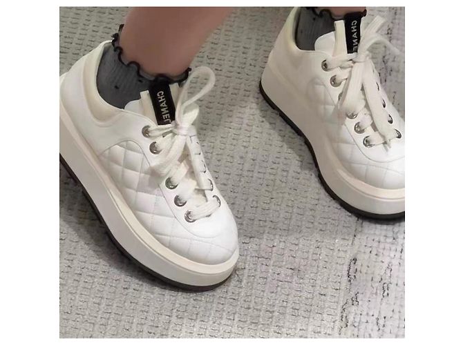 Sneakers Chanel in pelle bianca con suola platform Multicolore - vista 8