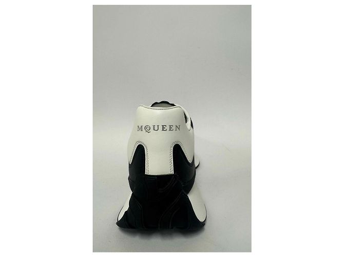 Sneakers Alexander McQueen Oversized in pelle nera Nero Bianco - vista 5