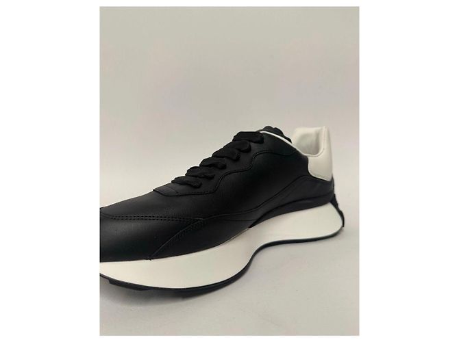 Sneakers Alexander McQueen Oversized in Pelle Nera Nero Bianco - vista 3