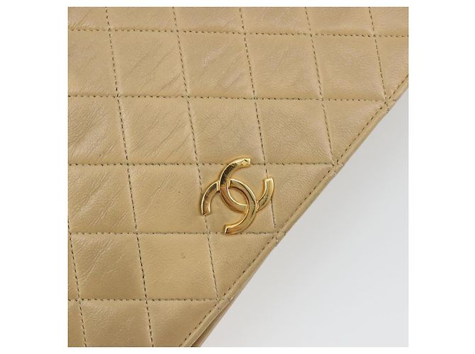 CHANEL Bolso de hombro Matelassé con cadena en piel de cordero beige y CC dorado - vista 14