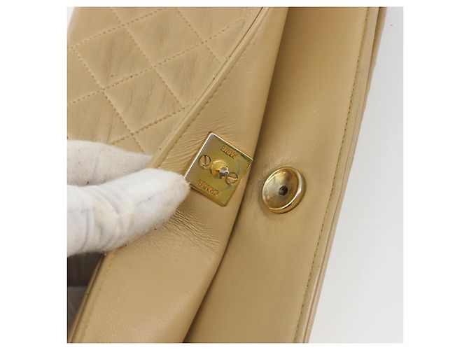 CHANEL Bolso de hombro Matelassé con cadena en piel de cordero beige y CC dorado - vista 15