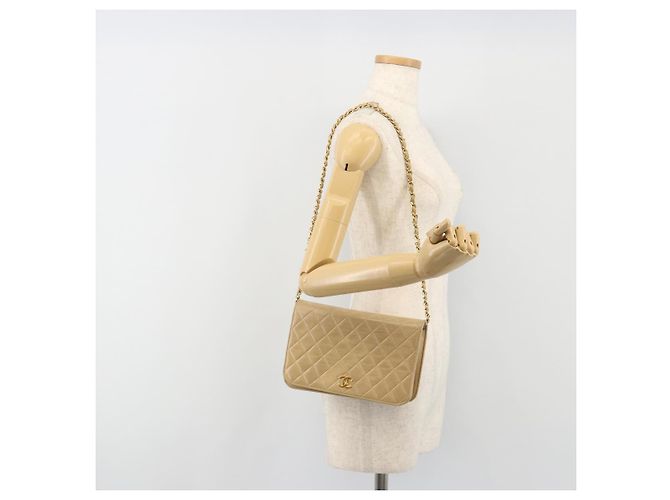CHANEL Bolso de hombro Matelassé con cadena en piel de cordero beige y CC dorado - vista 26
