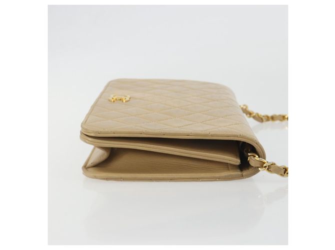 CHANEL Bolso de hombro Matelassé con cadena en piel de cordero beige y CC dorado - vista 4