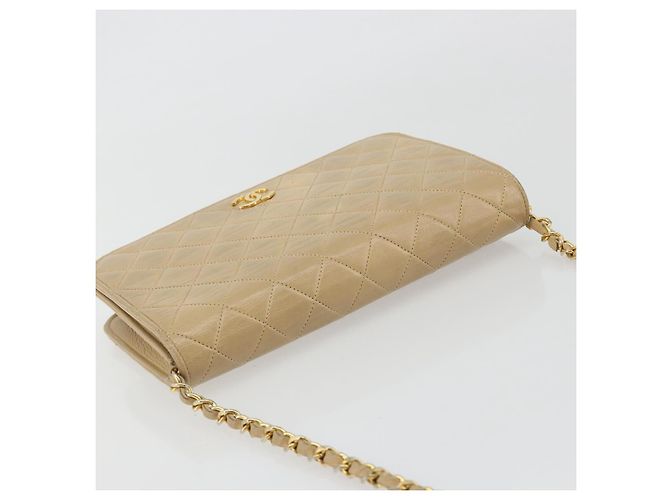 CHANEL Bolso de hombro Matelassé con cadena en piel de cordero beige y CC dorado - vista 6
