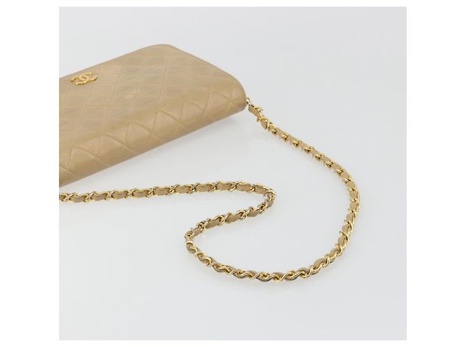 CHANEL Bolso de hombro Matelassé con cadena en piel de cordero beige y CC dorado - vista 7