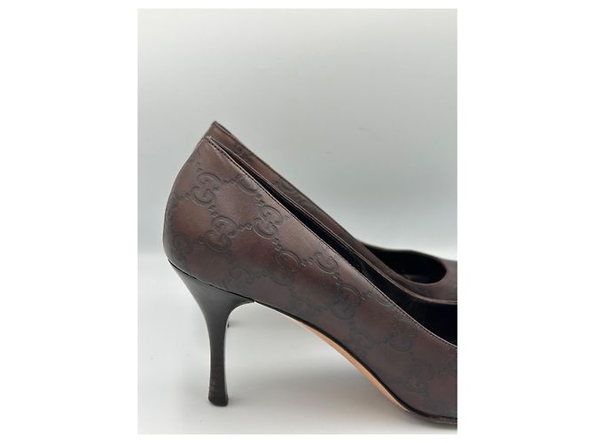 Gucci Escarpins en cuir embossé monogramme GG Marron - vue 10