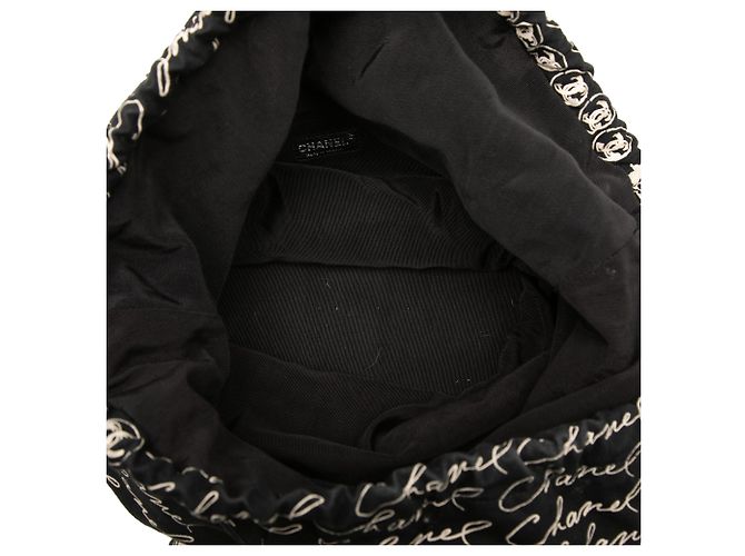 Borsa Tote Chanel Black CC Canvas Grafitti con coulisse Nero - vista 4