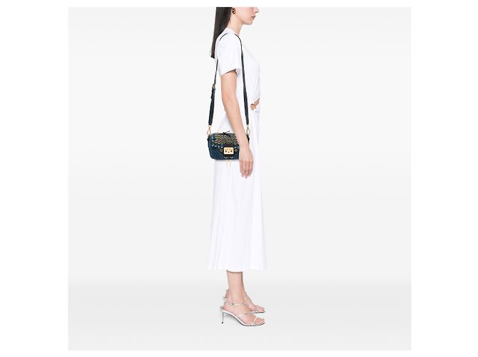 Borsa crossbody biker Miu Miu in denim blu con occhielli e cristalli - vista 5