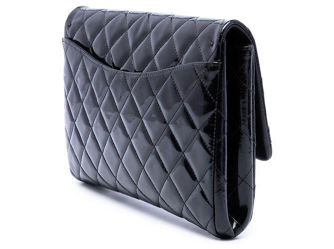 Clutch de aba acolchoada em verniz preto Chanel CC com corrente - vista 2