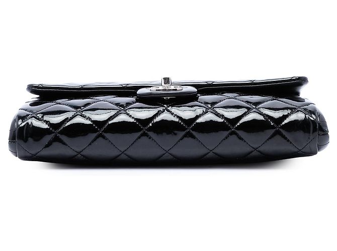 Clutch de aba acolchoada em verniz preto Chanel CC com corrente - vista 3