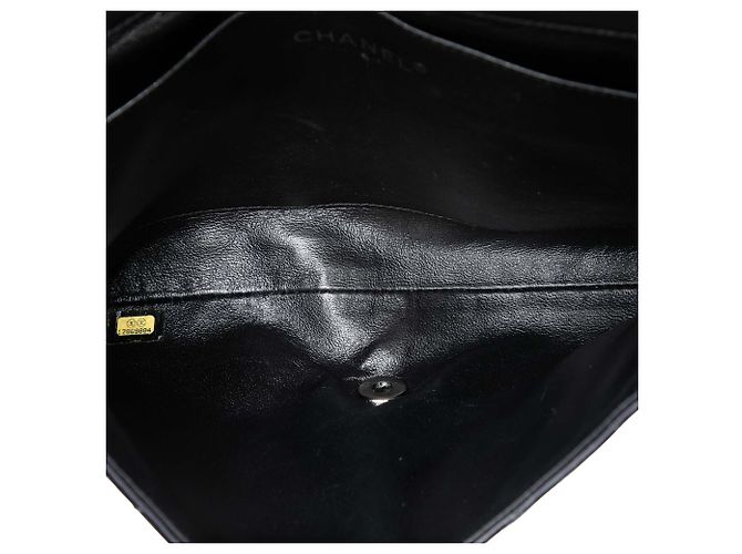Clutch de aba acolchoada em verniz preto Chanel CC com corrente - vista 4