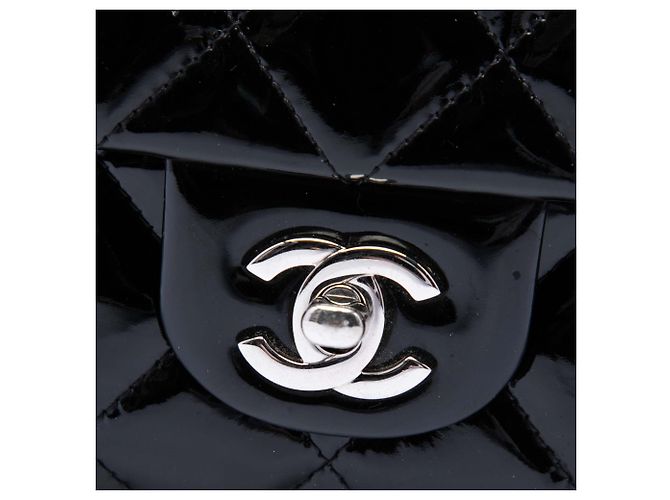 Clutch de aba acolchoada em verniz preto Chanel CC com corrente - vista 5