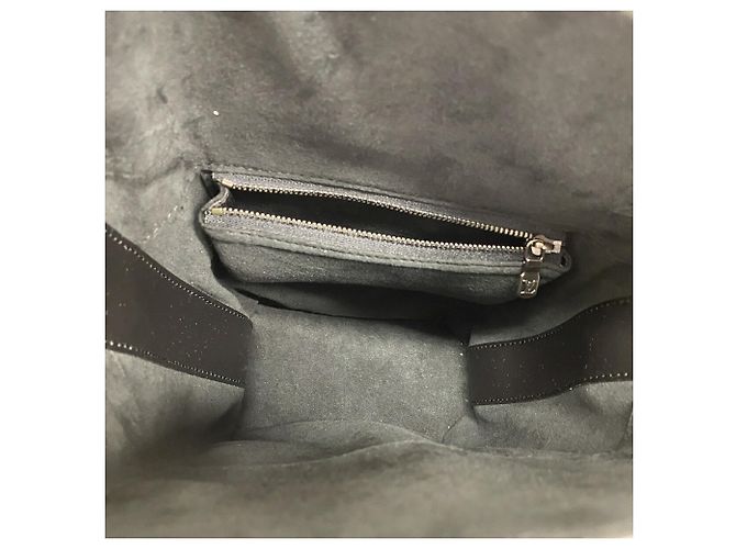 Louis Vuitton Epi Sac Sole Shoulder Bag Nero - vista 4