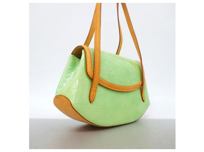 Borsa Louis Vuitton Vernis Biscayne Bay PM in Peppermint Verde - vista 2