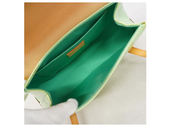 Borsa Louis Vuitton Vernis Biscayne Bay PM in Peppermint Verde - vista 4