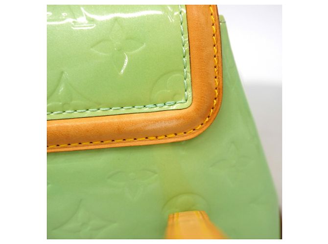Borsa Louis Vuitton Vernis Biscayne Bay PM in Peppermint Verde - vista 7