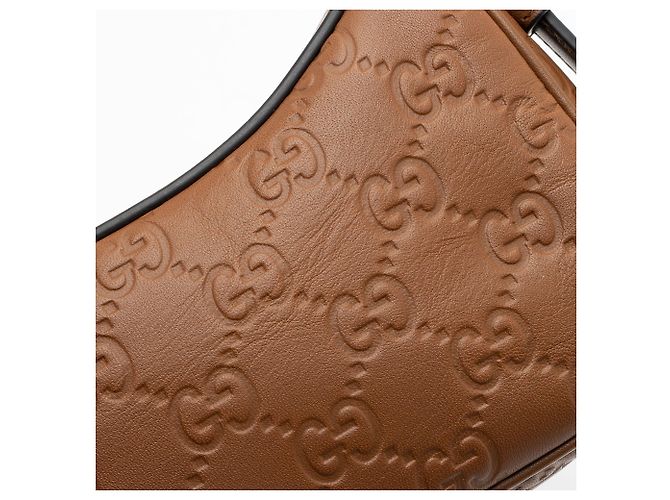 Mini borsa a tracolla in pelle con emblema GG in rilievo Gucci Marrone - vista 10