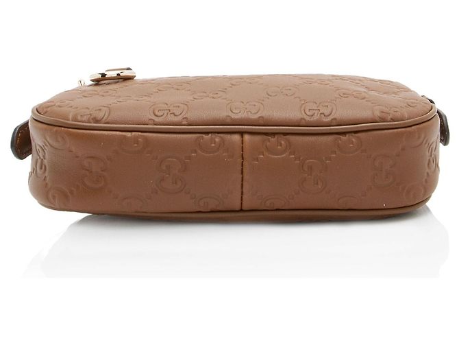 Mini borsa a tracolla in pelle con emblema GG in rilievo Gucci Marrone - vista 4